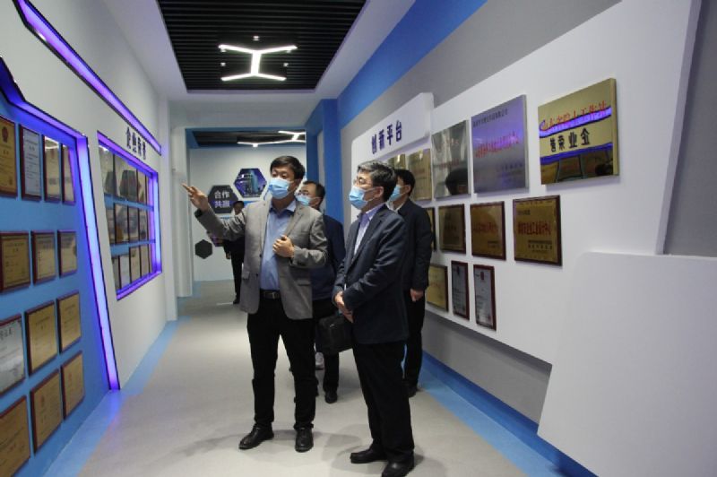 濰坊市財政局黨組書記、局長王金祥一行到龍港硅業(yè)公司調研